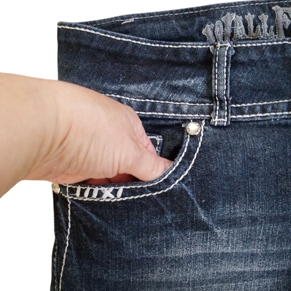 Wallflower Rhinestone Stretch Cuffed Jean Shorts Size‎ 7 Juniors - Picture 5 of 8